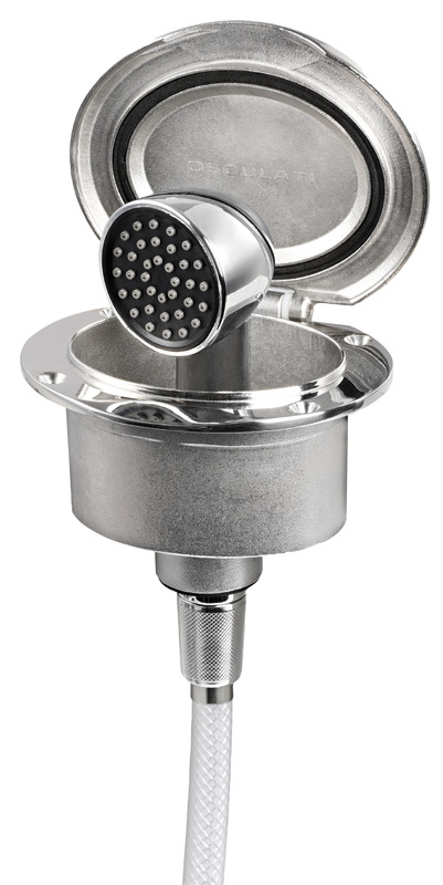 Vano doccia in acciaio inox AISI 316 con sportello autoreggente. Dotato di doccia Keji II Continuum Flow con testa maggiorata e boccola interna in gomma antivibrante.