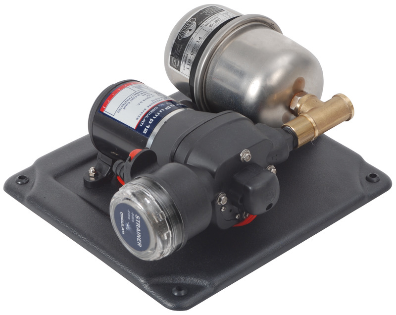 Il sistema è composto da un'autoclave a 4 valvole con collegato un vaso d'espansione in acciaio inox da 1 litro e filtro di aspirazione. Base in robusto ABS 280 x 260 mm. Fissaggio tramite 4 gommini antivibranti. Raccordi di entrata da 1/2" o portagomma 14 mm. Uscita 1/2" femmina. Protezione contro inversione polarità. Cuscinetti interni in acciaio inox.