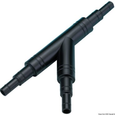 Fabbricato in plastica, permette di raccordare tubazioni da 1"1/2 - 1" - 3/4". Portagomma 20/25/38 mm. Può essere modificato previo taglio usando l'adattatore SLEEVE per collegare 2 raccordi da 1" 1/2.