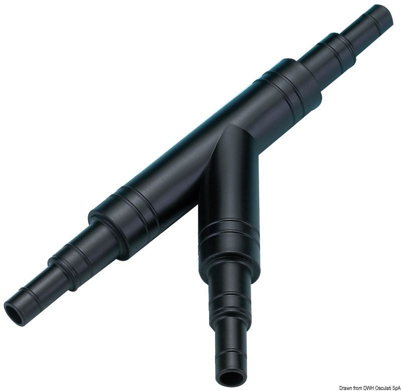 Fabbricato in plastica, permette di raccordare tubazioni da 1"1/2 - 1" - 3/4". Portagomma 20/25/38 mm. Può essere modificato previo taglio usando l'adattatore SLEEVE per collegare 2 raccordi da 1" 1/2.