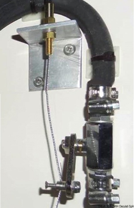 In acciaio inox con fori ovalizzati.