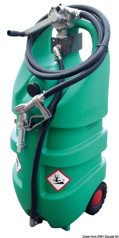 Dotati di ruote pneumatiche. Adatte agli spostamenti su qualsiasi superficie. La struttura priva di angoli e con nervature rinforzate conferisce a questo prodotto una elevata robustezza. Sono dotati di tappo di riempimento con sfiato integrato e di valvola a sfera di sicurezza. Trasportabili in macchina sia in orizzontale che verticale. ADR permette di trasportare n. 4 x 55 litri oppure n. 3 x 110 litri per autovettura.Attrezzati con:- pompa rotativa manuale in alluminio;- 3 m di tubo per benzina;- pistola ad arresto manuale. Disponibili su richiesta anche con pompa elettrica a 12 V.