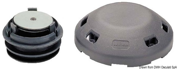 Realizzato in plastica rinforzata, permette il ricambio d'aria senza infiltrazione d'acqua. Può essere installato sull'acrilico dei boccaporti o anche sulla coperta. Modello universale. Conforme alla CE ISO 12216:2003.