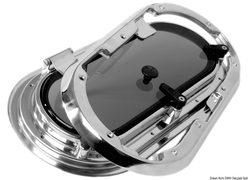 In acciaio inox AISI 316 lucidato a specchio, con le seguenti caratteristiche tecniche: viti esterne invisibili; angolo accentuato di drenaggio acque; completi di controflangia e zanzariera; galletti di fermo regolabili e non sporgenti; parte trasparente in acrilico fumè; approvati CE area 1 categoria 1; particolare sistema di fissaggio: l'oblò si accoppia con la controflangia in una sola operazione rapidissima, che significa risparmio di manodopera per il cantiere.