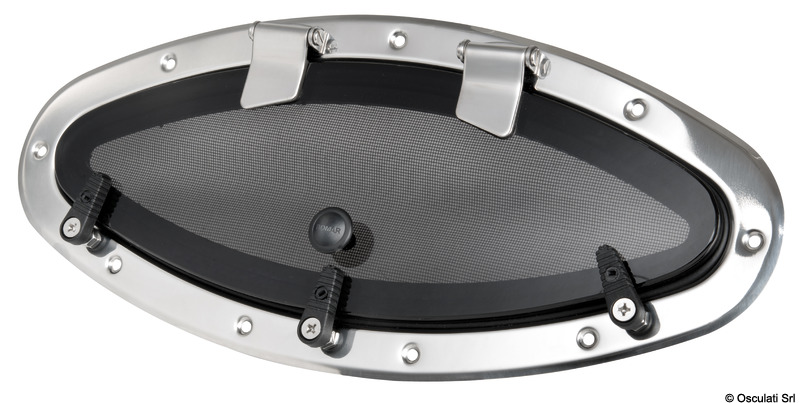 In acciaio inox AISI 316 lucidato a specchio, con le seguenti caratteristiche tecniche: viti esterne invisibili; angolo accentuato di drenaggio acque; completi di controflangia e zanzariera; galletti di fermo regolabili e non sporgenti; parte trasparente in acrilico fumè; approvati CE area 1 categoria 1; particolare sistema di fissaggio: l'oblò si accoppia con la controflangia in una sola operazione rapidissima, che significa risparmio di manodopera per il cantiere.