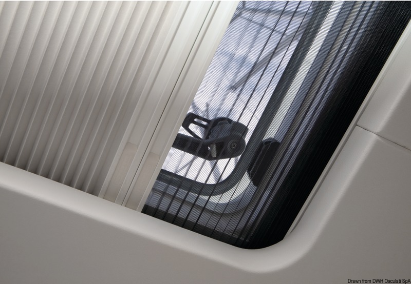 Sistema elegante e di facile applicazione per boccaporti rettangolari e rotondi, installato sulla superficie del rivestimento interno della cabina o adatto anche per essere nascosto nel rivestimento interno.Tenda in tessuto plissettato oscurante al 100% + zanzariera plissettata, inserite in un'unica cassetta in alluminio dalla linea ultrasottile. - Optional da ordinare separatamente controtelaio di finitura composto da 4 modanature separate. Su richiesta, disponibili in varie misure di serie o produzione su misura per adattarsi a qualsiasi boccaporto. Colore struttura: bianco (RAL9016), su richiesta anche beige (RAL9001).