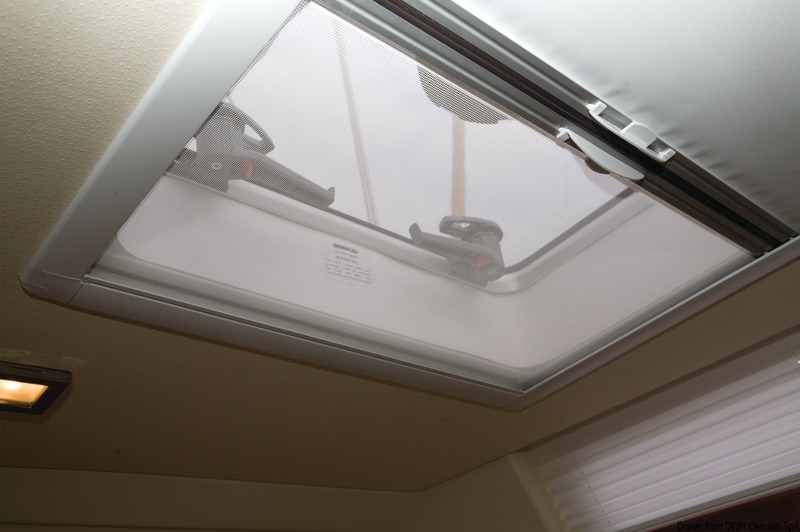 Il controtelaio di finitura per SkyScreen consiste in una singola guarnizione in materiale flessibile estruso, resistente ai raggi UV e durevole nel tempo.Altezza massima: 62 mm, su richiesta anche 118 mm.Può essere facilmente tagliato per ridurre l'altezza.Colore: bianco (RAL9016).