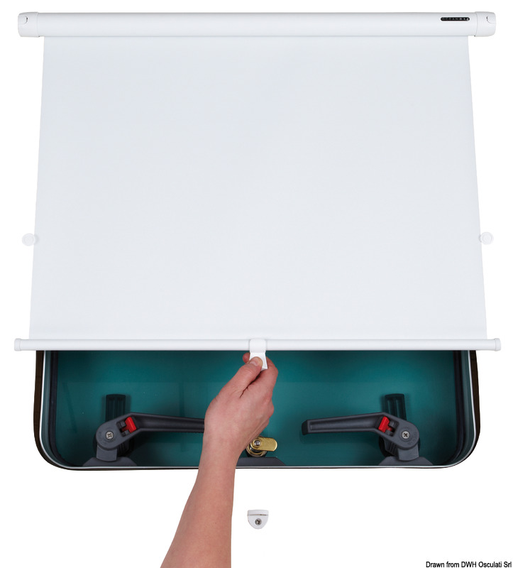 Una tenda avvolgibile a rullo alloggiata in una cassettina semplice e funzionale per boccaporti e finestre.Può essere usata per superfici verticali ed orizzontali, con il vantaggio di adattarsi perfettamente anche alle superfici leggermente incurvate. Tessuto bianco oscurante al 100%. Facile da installare.Su richiesta anche produzione su misura. Colore cassetta rullo: bianco; su richiesta anche beige o argento anodizzato.
