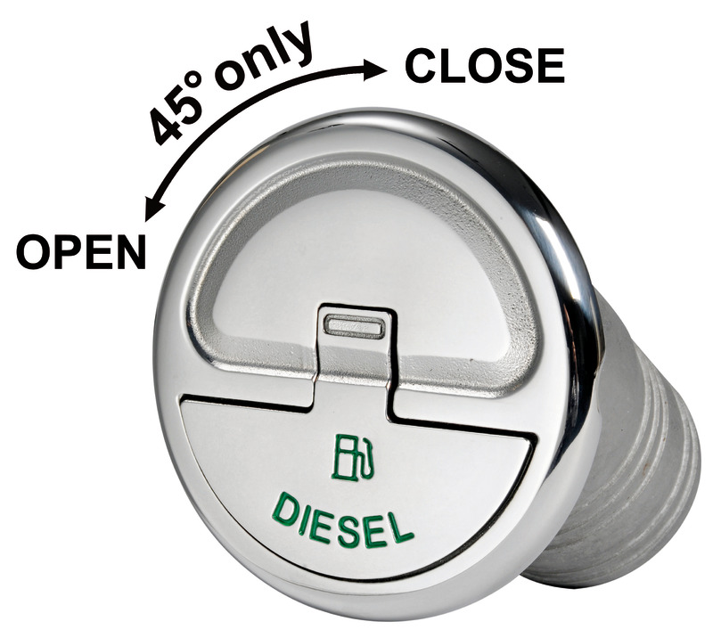 Caratteristiche tecniche: chiusura a scatto con rotazione 45°; sporgenza solo 7,7 mm; viti a scomparsa; cavetto inox di ritegno con molla; versioni fuel e diesel con attacco per cavo di massa; fabbricato in acciaio inox AISI 316 lucidato a specchio; simbologia a norme DIN.