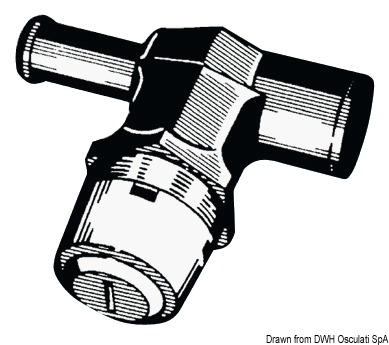 Portagomma da 16 mm a 90° e sifone con valvola, che evita in maniera assoluta l'entrata di acqua nello scafo. Carcassa in nylon, parte esterna in acciaio inox lucidato. Progettato secondo i requisiti prescritti dalla norma UNI EN ISO 21487.
