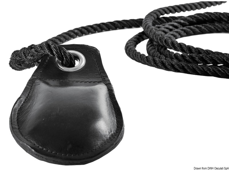 In pelle nera cucita intorno ad un anima di grani di piombo. Occhiello in ottone nichelato.