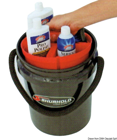 Il sistema è composto da:A) Secchio in plastica UV resistente, con comoda maniglia in treccia di nylon Ø 19 mm.B) Speciale base ad incastro antiderapante, UV resistente, galleggiante. Preserva inoltre la coperta dai graffi.C) Portaoggetti con coperchio, può anche servire come sedile.D) Vano per riporre prodotti per la pulizia.E) Griglia di fondo per favorire l'asciugatura e la conservazione di pelli assorbenti naturali e artificiali, spugne, ecc...