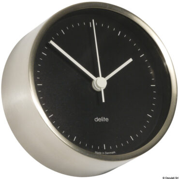 Carcassa realizzata in acciaio inox satinato.Sistema di fissaggio a parete incluso.