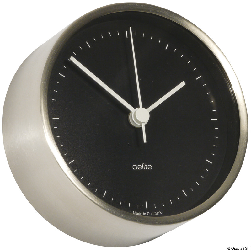 Carcassa realizzata in acciaio inox satinato.Sistema di fissaggio a parete incluso.