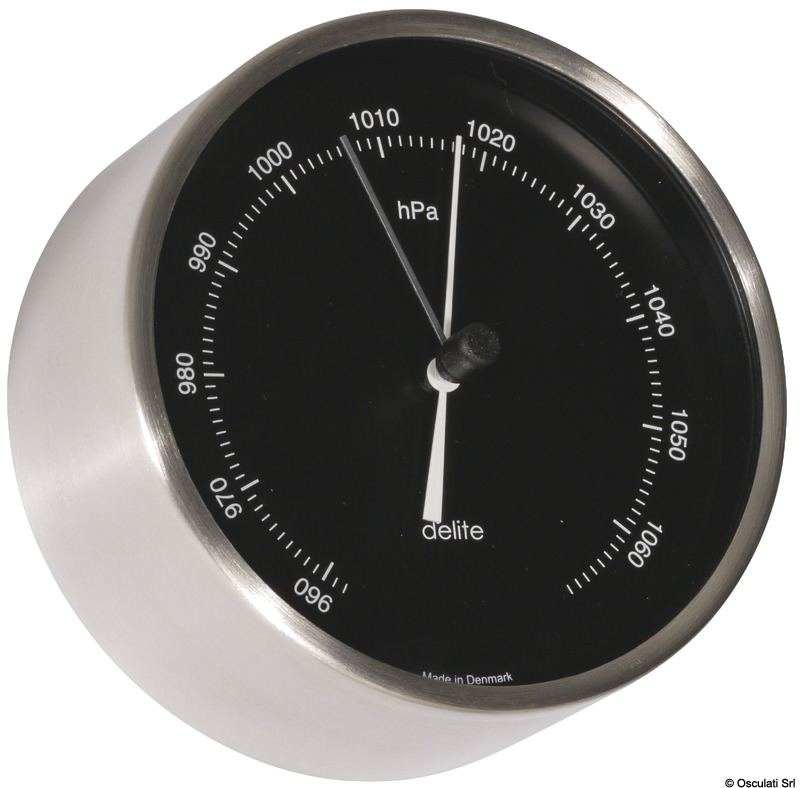 Carcassa realizzata in acciaio inox satinato.Sistema di fissaggio a parete incluso.