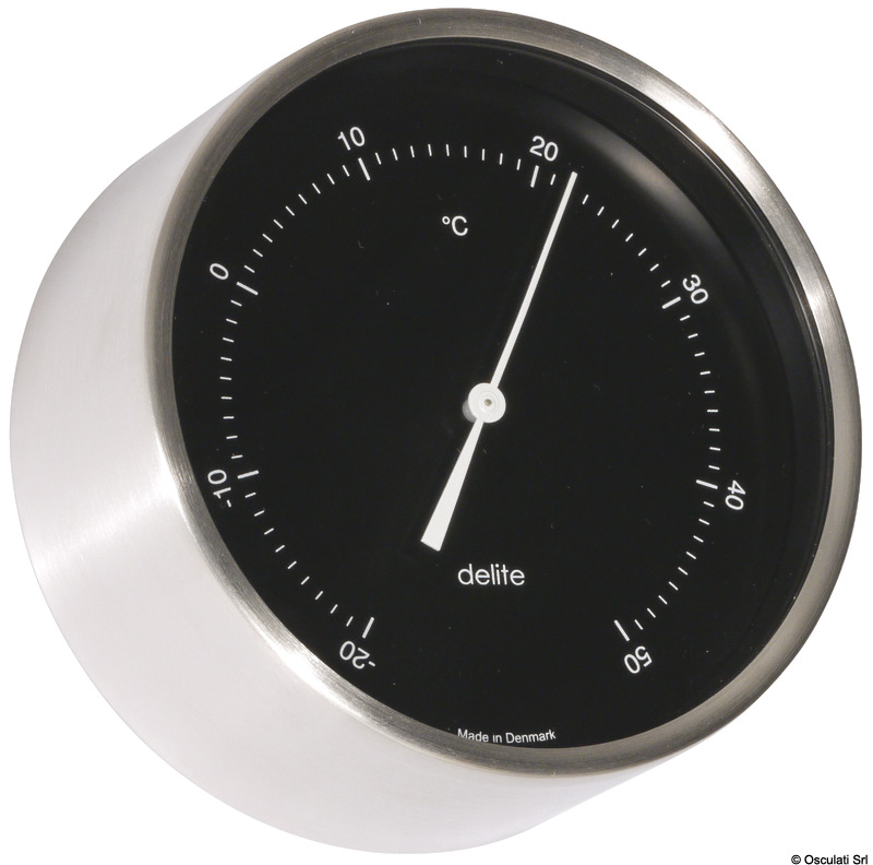 Carcassa realizzata in acciaio inox satinato.Sistema di fissaggio a parete incluso.