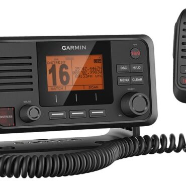 I sistemi di comunicazione Garmin di ultima generazione con design innovativo sono robusti, compatti e dotati del sistema DSC di classe D che permette, premendo un singolo pulsante, di effettuare la chiamata di emergenza con all’interno MMSI (codice identificativo dell’imbarcazione) e la sua posizione. Si collegano tramite la rete NMEA 2000 ai chartplotter e ai display multifunzione compatibili Garmin per un vero e proprio sistema di bordo integrato. Il modello 215i ha l’AIS (Automatic Identification System) integrato che permette di visualizzare sul proprio chartplotter le imbarcazioni circostanti con tutte le informazioni identificative e i dati relativi a posizione, rotta e velocità.