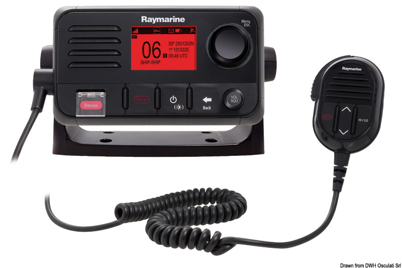 Combina un potente sistema di comunicazione a dimensioni così ridotte da poter essere installato praticamente ovunque.- Potenza di trasmissione 25W;- ricetrasmettitore DSC classe D;- possibilità di integrazione con il resto della strumentazione di bordo tramite NMEA0183 o NMEA2000;- tasto DSC per trasmettere dati di posizione GPS e mayday digitale;- tasto canale 16 dedicato;- connettività NMEA0183 e NMEA2000;- grande schermo LCD retroilluminato;- impermeabilità IPX6 e IPX7.Include il GPS integrato con possibilità di aggiungere antenna GPS passiva esterna.