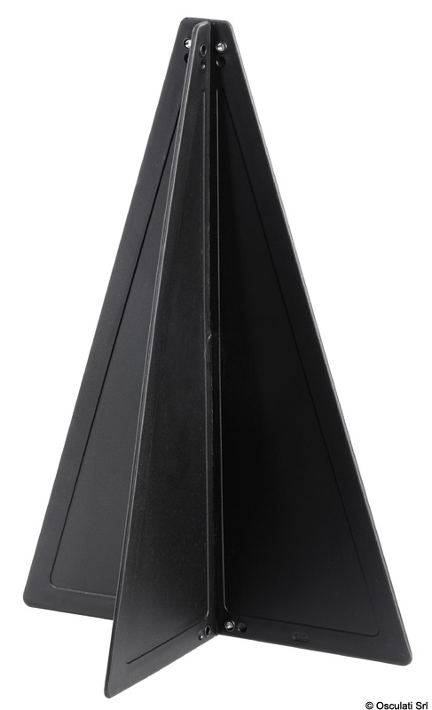 Realizzato in policarbonato nero antiriflesso, va issato a prua, quando lo scafo a vela naviga contemporaneamente a vela e a motore.Propulsione a vela e a motore
