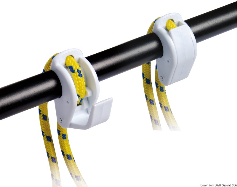 E' un dispositivo in nylon bianco per fissare e regolare in altezza i parabordi, senza nodi. Sui parabordi si deve utilizzare una cima del Ø di 8 mm.