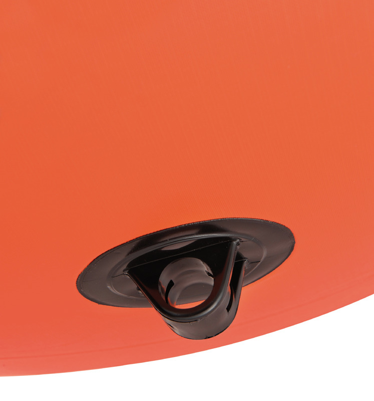 Boa gonfiabile gigante in PVC, di forma cilindrica, studiata per segnalare le virate sui campi di regata. Dotata di valvola di gonfiaggio / sgonfiaggio rapido e di 4 passacavi inferiori per il fissaggio del piombo, che permettono una ripartizione uniforme del peso. Completa di una o due tasche laterali trasparenti per l’inserimento di loghi e/o messaggi pubblicitari. Rete di ancoraggio optional in levilene in cui inserire la boa, nel momento del gonfiaggio, per distribuire al meglio la trazione in acqua.