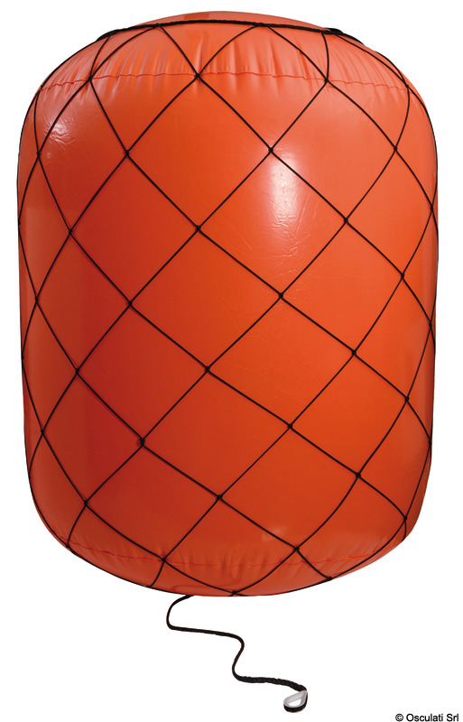 Boa gonfiabile gigante in PVC, di forma cilindrica, studiata per segnalare le virate sui campi di regata. Dotata di valvola di gonfiaggio / sgonfiaggio rapido e di 4 passacavi inferiori per il fissaggio del piombo, che permettono una ripartizione uniforme del peso. Completa di una o due tasche laterali trasparenti per l’inserimento di loghi e/o messaggi pubblicitari. Rete di ancoraggio optional in levilene in cui inserire la boa, nel momento del gonfiaggio, per distribuire al meglio la trazione in acqua.
