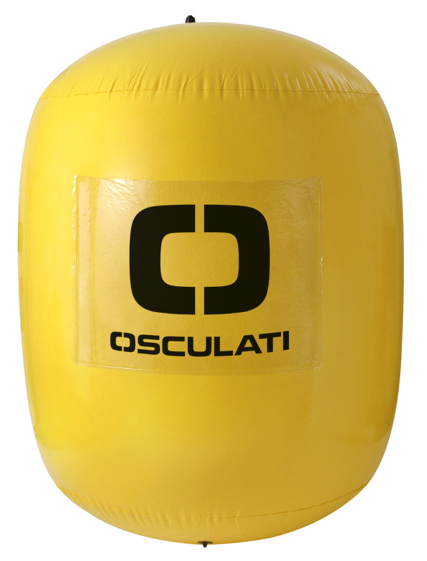 Boa gonfiabile gigante in PVC, di forma cilindrica, studiata per segnalare le virate sui campi di regata. Dotata di valvola di gonfiaggio / sgonfiaggio rapido e di 4 passacavi inferiori per il fissaggio del piombo, che permettono una ripartizione uniforme del peso. Completa di una o due tasche laterali trasparenti per l’inserimento di loghi e/o messaggi pubblicitari. Rete di ancoraggio optional in levilene in cui inserire la boa, nel momento del gonfiaggio, per distribuire al meglio la trazione in acqua.