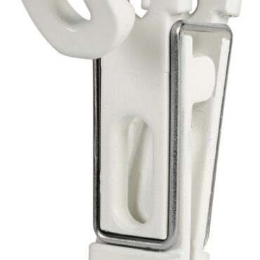 Si può fissare a parete tramite una vite, oppure agganciare al pulpito a scatto (accetta tubi Ø 22/28 mm). Può servire per appendere vestiti ad asciugare, cime, cavi elettrici, ed ogni altro oggetto. Costruita in nylon bianco + molla in acciaio inox.