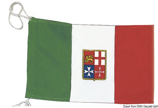 Con tinte indelebili a intensa tonalità. Sono cucite internamente con filo di nylon, con stampo dello stemma della Marina Mercantile bifacciale, da cui deriva una insuperata nitidezza e precisione dei colori. Complete di cima in nylon per l’installazione. Sono bandiere di ottima fattura.
