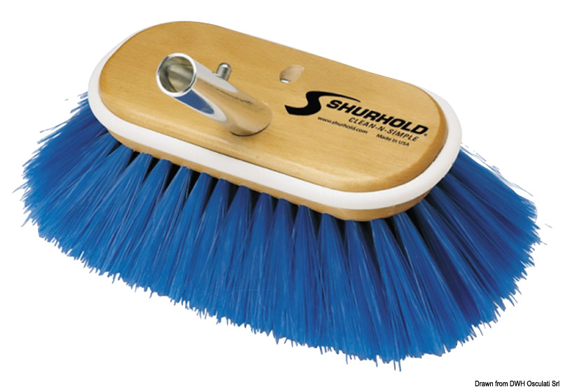 Struttura in legno marino verniciato ai poliuretani, bordo antiurto, “fibre premium”, attacco angolato a scatto in alluminio. Disponibili in 2 diverse dimensioni.
