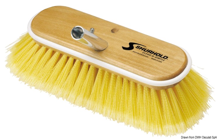 Struttura in legno marino verniciato ai poliuretani, bordo antiurto, “fibre premium”, attacco angolato a scatto in alluminio. Disponibili in 2 diverse dimensioni.