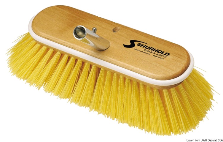 Struttura in legno marino verniciato ai poliuretani, bordo antiurto, “fibre premium”, attacco angolato a scatto in alluminio. Disponibili in 2 diverse dimensioni.