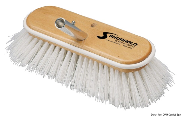 Struttura in legno marino verniciato ai poliuretani, bordo antiurto, “fibre premium”, attacco angolato a scatto in alluminio. Disponibili in 2 diverse dimensioni.