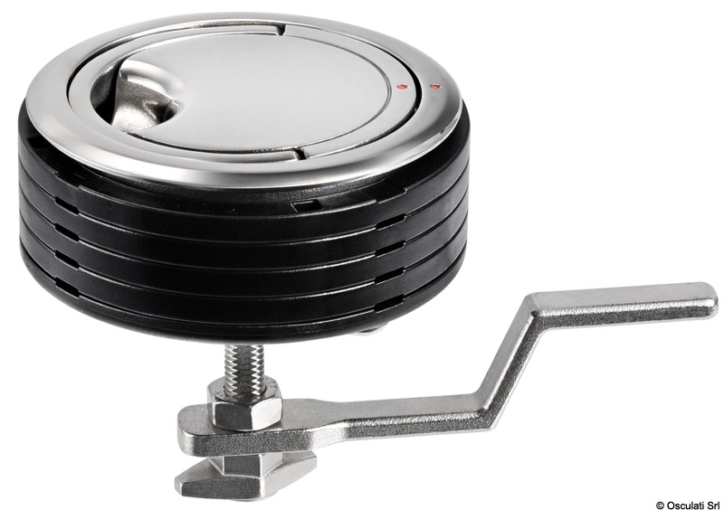 Caratterizzato da una presa particolarmente agevole, racchiude tutte le migliori caratteristiche degli alzapaglioli in un unico modello dall’estetica flush deck.- acciaio inossidabile 316 lucidato a specchio;- estetica flush;- maniglia ergonomica di grandi dimensioni;- rotazione 360°;- maniglia ripiegabile ogni 90°;- indicatore visivo aperto/chiuso;- dado ergonomico per taratura facilitata e che permette l'uscita di emergenza;- innovativo distanziale modulare in plastica per coprire i vari spessori di paratia.
