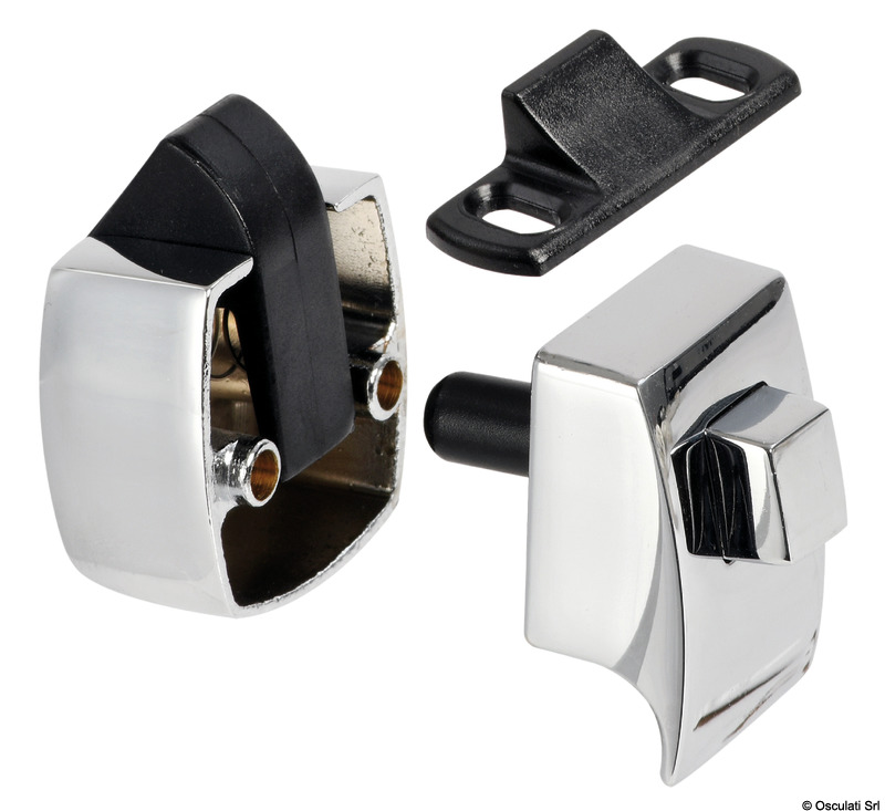 In ottone cromato. Adatto a spessori 13/16/19/23 mm.