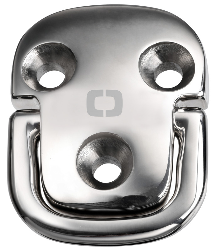 Pad eyes squadrati lucidati a specchio, anello “full forge” forgiato per garantire la massima resistenza meccanica. Completo di gomma antivibrante. Confezionato in scatola espositiva riciclabile con dichiarazione di carico di rottura. Foratura con lo stesso interasse di Wichard di pari dimensioni.