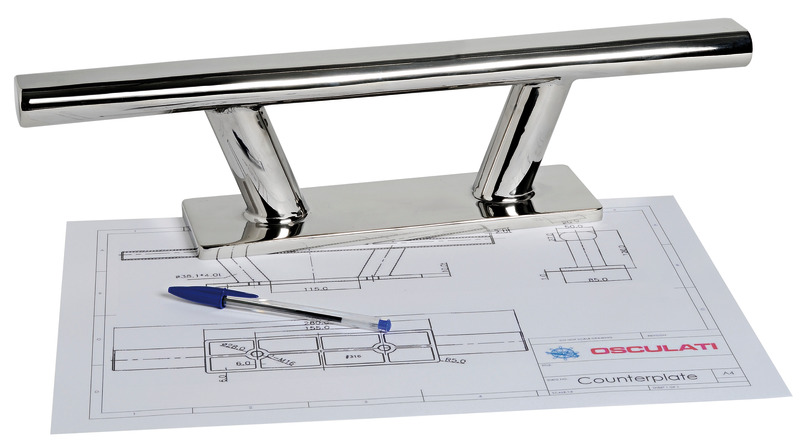 In acciaio inox AISI 316 lucidato a specchio, fissaggio con 2 prigionieri.