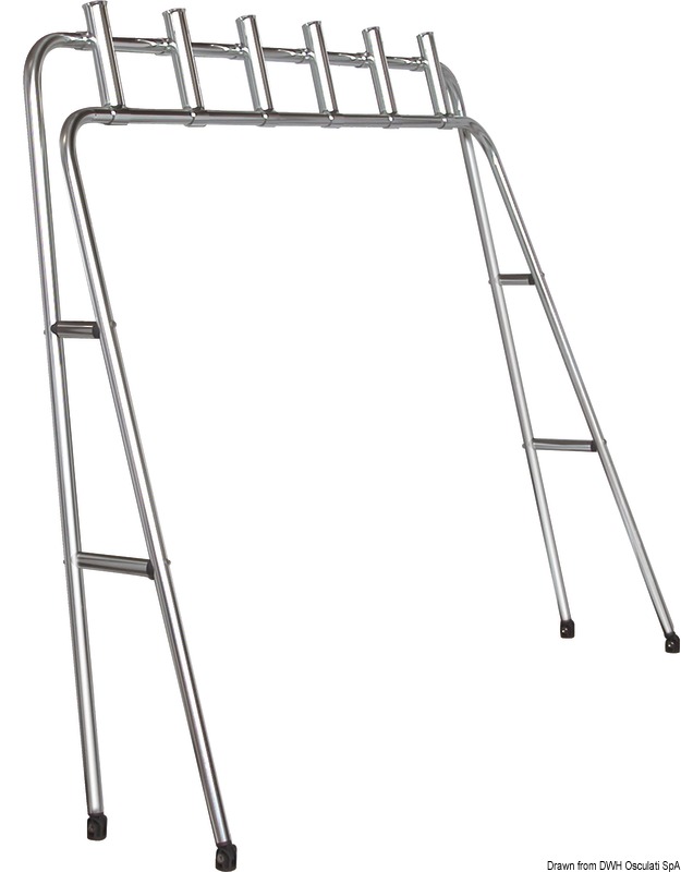 Fabbricata in alluminio anodizzato, con tubi Ø 32 mm. Completa di 6 portacanne e di tutti gli accessori per il montaggio. Se inutilizzata la torre può essere ripiegata sul trincarino.