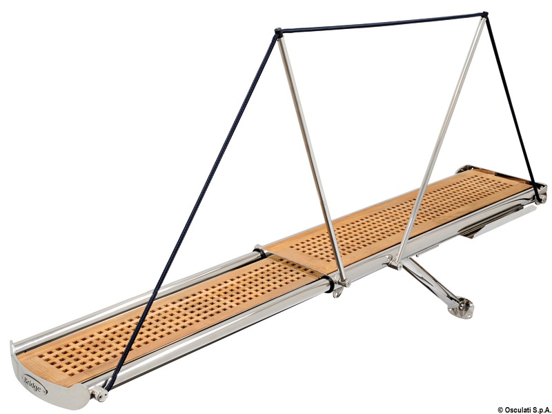 Candelieri abbattibili automaticamente che possono essere posizionati su entrambi i lati della passerella.Carabottino in vero TEAK BURMA con fori a bordi smussati.Centralina di controllo elettronica con cablatura semplicissima “PLUG & PLAY”.Possibilità di variare la posizione di fulcro della passerella per arrivare al posizionamento ottimale del pistone di sollevamento.La passerella, disponibile a 12 V o 24 V, è fornita completa di:- centralina idraulica con elettrovalvola;- tubazioni idrauliche alta pressione con raccorderia inox AISI 316;- centralina di controllo elettronica;- pannello di comando ad incasso;- telecomando;- candelieri;- piastra di poppa;- istruzioni installazione ed uso.