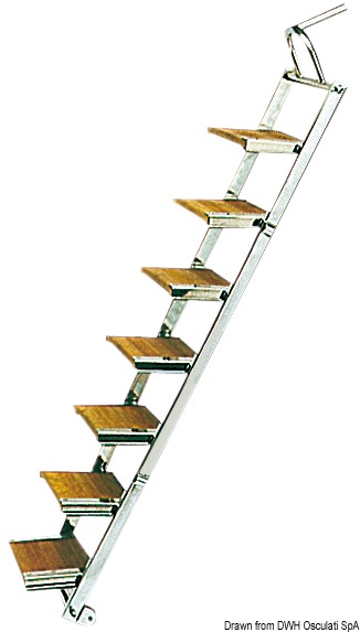 Con piano/gradini in legno. Struttura in acciaio inox lucidato a specchio.