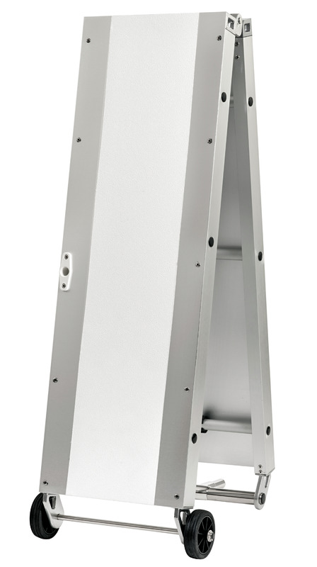 In alluminio anodizzato, con ripiano rivestito di materiale antisdrucciolevole bianco pieghevole. Versione pieghevole, le due parti si possono infatti separare tramite due spine a scatto inox.