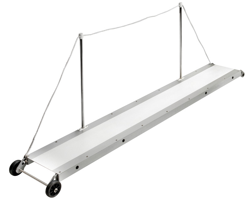 In alluminio anodizzato con ripiano rivestito di materiale antisdrucciolevole bianco, completa di due candelieri in acciaio inox, rotelle, perno pivotante in acciaio inox e boccola per l’incasso sul trincarino.