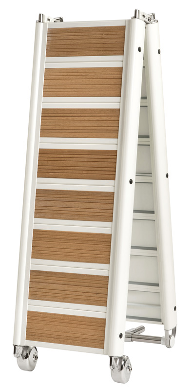 In alluminio verniciato bianco, con accessori in acciaio inox AISI 316 lucidati a specchio e ripiano in alluminio con inserti EVA similteak. Bicchiere in acciaio inox.
