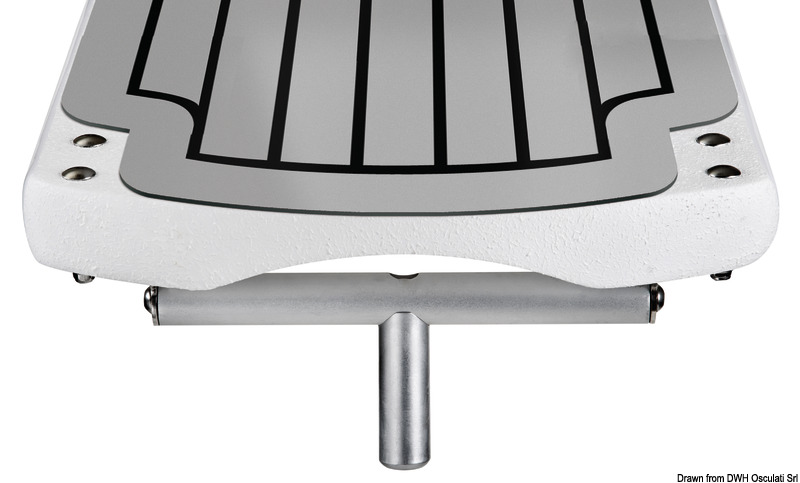 Struttura realizzata in carbonio a più strati e con profili d'alluminio di supporto. Cerniere in alluminio anodizzato.Ruote con carcassa inox, con anelli che permettono il sollevamento della passerella. Provvista di doppio perno pivotante.Si può montare con un solo perno e la passerella può brandeggiare, oppure con due perni che consentono il solo movimento verticale (entrambi i perni sono inclusi).Disponibile in diverse configurazioni di piano di calpestio:superficie anti-scivolo bianca, EVA marrone ed EVA grigio.