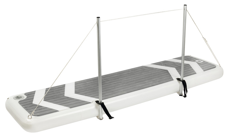 La passerella gonfiabile Osculati è realizzata in PVC nautico con ottima resistenza all'abrasione e ai raggi UV.La tecnologia Drop stitch utilizzata nei SUP la rendono straordinariamente rigida e sicura, garantisce il passaggio in sicurezza e praticità.Prevede una superficie antiscivolo in EVA sulla parte calpestabile superiore e nella parte inferiore degli slider in nylon per evitare l'usura sulla banchina.Per l’utilizzo la passerella può essere gonfiata con pompa manuale o elettrica ad una pressione di 15 PSI – 1 bar, successivamente viene sgonfiata e facilmente riposta in un gavone grazie ai suoi ingombri contenuti (80x30x15 cm).Un'altra funzione di questo prodotto è la sua possibilità di essere utilizzato come SUP dotato di pinne; rimuovendo gli slider di nylon si possono applicare due pinne ad incastro che permettono una buona navigata col remo. Per camminare sulla passerella con la massima sicurezza è disponibile come optional il kit corrimano (cod.42.681.90).E’ realizzato con due aste di diametro 30 mm in alluminio e cima nautica da 6 mm con corsone di tensionamento.Il sistema è facilmente applicabile e removibile con dei ganci ad alta tenuta sul bordo della passerella.
