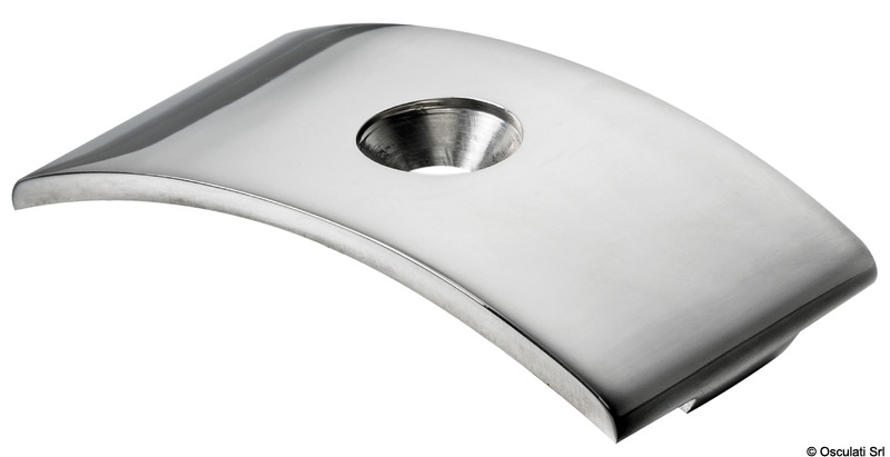 In acciaio inox 316L lucidato a specchio con svasature ad utensile.Provvisto di stopper interno che evita lo slinguamento del profilo e consente la continuità del passo di foratura.