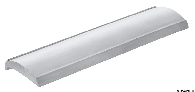 Realizzata in PVC Uv Resistant con elevati standard qualitativi e sottoposta a numerosi test di qualità.La sua particolare sezione garantisce il massimo effetto ammortizzante e il miglior risultato estetico, esaltando il profilo inox e riducendo al massimo la cornice.Viene fornita in rotoli da 24 m.