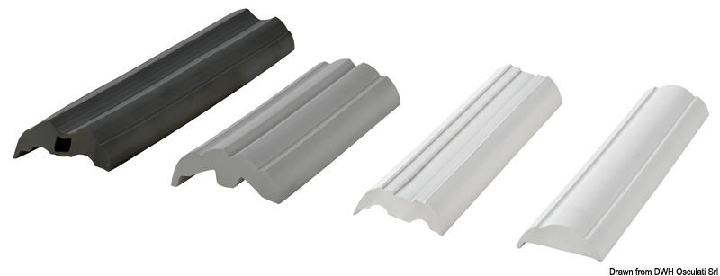 Profili Bottazzo Made in Italy con sezione a C in inox Aisi 316. Lunghezza standard 3mt, svasati e con finitura a specchio.Ogni barra è decapata e passivata garantendone la massima resistenza in ambiente salino.Abbinabile con Basi in Pvc Uv resistant dedicate disponibili in bianco, nero e grigio e con appositi terminali in Inox 316 lucidati a specchio.