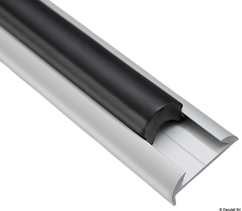 Con inserti in PVC flessibile in vari colori e terminabili da abbinare. Venduti in barre da 6 o 3 m.Ordine minimo 24 m per misura.