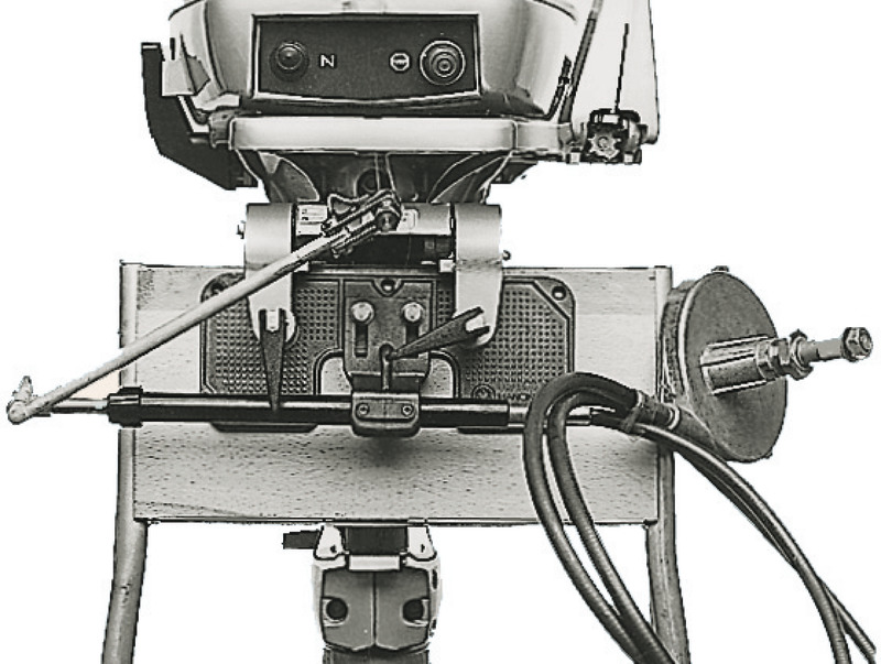 Dispositivo per l’installazione delle timonerie monocavo su gommoni motorizzati con fuoribordo non predisposti per l’inserimento del monocavo nel canotto di sterzo. Tale dispositivo evita di dover fissare allo specchio di poppa del gommone il cavo della timoneria. E’ un modello universale. E’ realizzato in alluminio anodizzato ed é formato da una piastra art. 47.763.92 + un morsetto regolabile + tubo per il fissaggio timoneria + delle piccole boccole in nylon di finitura da avvitare.